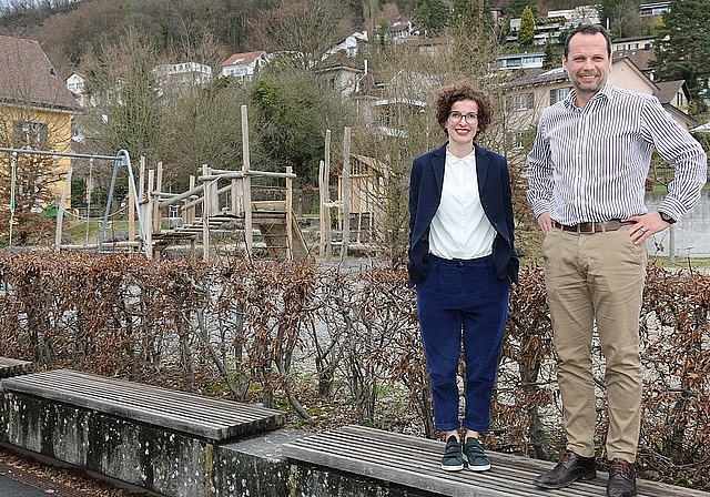 HPS-Schulleitung: <em>Nicole Merkli und Rainer Kirchhofer vor dem Spielplatz der Heilpädagogischen Schule, der Sonderschule der Gemeinde Wettingen. Melanie Bär</em>