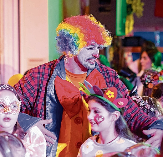 Clown Antonio unterhält die Kinder mit seinen Spielen. Clown Antonio unterhält die Kinder mit seinen Spielen.