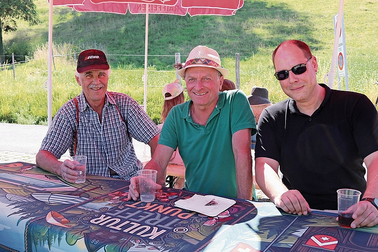 Gemütliches Beisammensein Gemeinderat Stefan Thomann (r.) mit Bevölkerung.