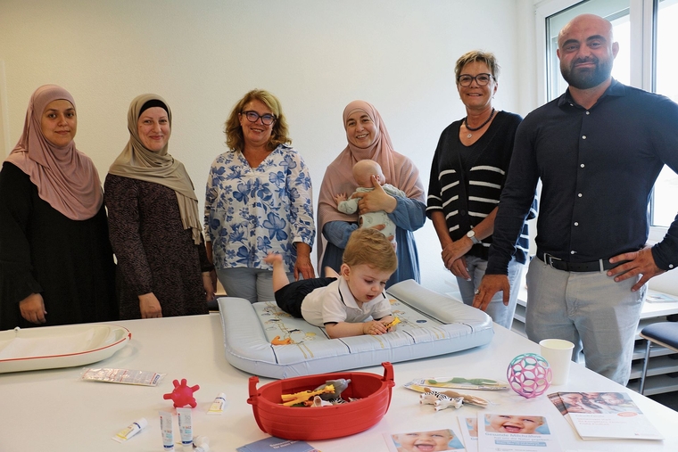 Mütterberaterinnen Daniela Schärer (3. v. l.) und Annegret Gerber (2. v. r.) sowie Oase-Präsident Amir Ameti mit Besucherinnen und ihren Kindern während des ersten Beratungsnachmittags. Melanie Bär
