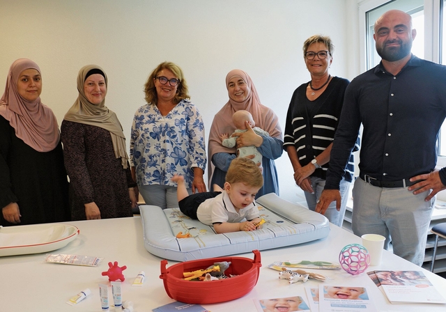 Mütterberaterinnen Daniela Schärer (3. v. l.) und Annegret Gerber (2. v. r.) sowie Oase-Präsident Amir Ameti mit Besucherinnen und ihren Kindern während des ersten Beratungsnachmittags. Melanie Bär
