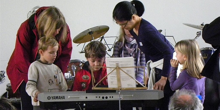 Das öffentliche Instrumente-Ausprobieren ist die ideale Möglichkeit, An-gebote und Lehrpersonen der Musikschule und der Jugendmusik Wettingen näher kennenzulernen.Foto: zVg