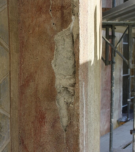 Risse im Verputz: So schlimm steht es zum Teil um das Fresko.Fotos: se
