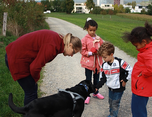 Daniela Dux-Bumbacher (l.) leitete den Kurs «Keine Angst vor dem Hunde» und lehrte den Umgang mit Hunden.Foto: se
