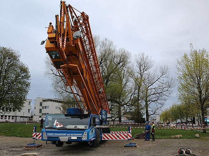 Der mobile Baukran fährt um halb sieben ein.
