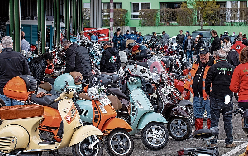 Hier werden die vielen verschiedenen Roller begutachtet.  
