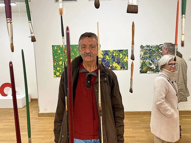 Bruno Lussi zwischen den im Gluri-Suter-Huus aufgehängten Pinseln. bär