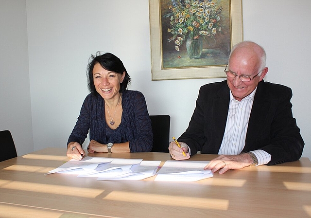 Unterzeichnung Gemeinderätin Yvonne Feri und St.-Bernhard-VR-Präsident Raymond Picard freuen sich über die Leistungsvereinbarung. Foto:bär