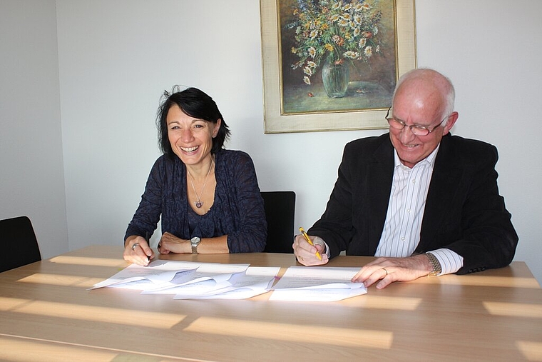 Unterzeichnung Gemeinderätin Yvonne Feri und St.-Bernhard-VR-Präsident Raymond Picard freuen sich über die Leistungsvereinbarung. Foto:bär