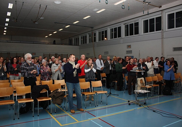 «Standing Ovations» für den abtretenden Gemeindeammann Walter Benz. Fotos: bär

