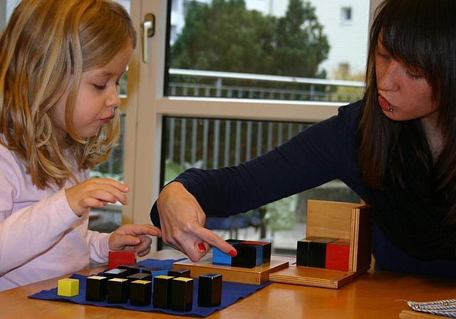 Mit Montessori-Materialien lernen die Kinder einfach: Stéphanie Gertiser erklärt Freja (5) die trinomischen Würfel. Foto: mbo