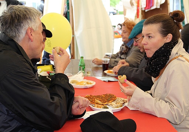 Die Festgäste genossen exotische Gaumenfreuden aus anderen Ländern.