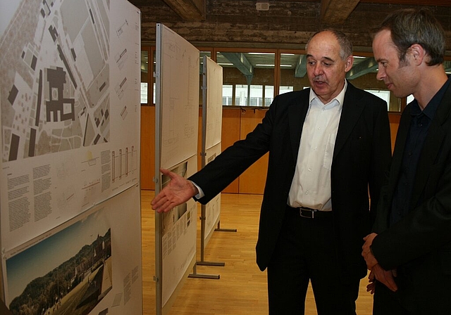 Kanti-Rektor Kurt Wiedemeier (l.) schaut sich mit Architekt Pat Tanner das Siegerprojekt an.Foto: bär