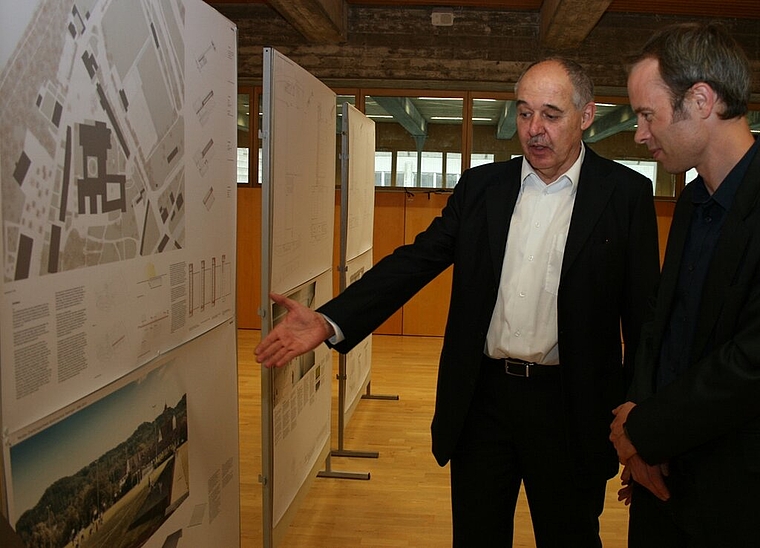 Kanti-Rektor Kurt Wiedemeier (l.) schaut sich mit Architekt Pat Tanner das Siegerprojekt an.Foto: bär