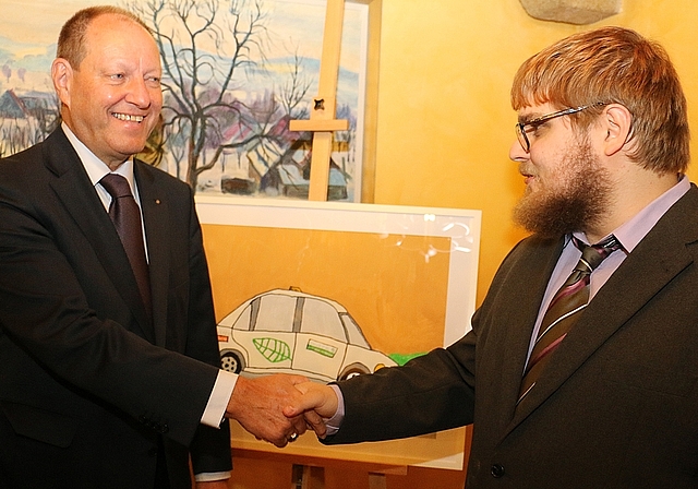 Käufer Roland Wunderli (l.) bedankt sich beim Künstler des Badener Taxis, Martin Cathrein.Foto: bärDas Kalender-Titelbild von Roland Huber wurde von Martin Brugisser gekauft.Bild von Kathrin Widmer.