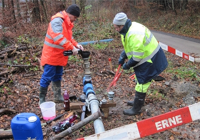Zweiter Färbversuch Geologe Hansruedi Pfister, Dr. H. Jäckli AG (l.), und Felix Zürcher, Brunnenmeister TBW, beim Zufügen der Spurenstoffe. Foto: zVg