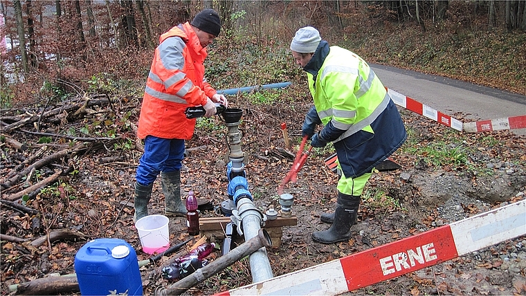 Zweiter Färbversuch Geologe Hansruedi Pfister, Dr. H. Jäckli AG (l.), und Felix Zürcher, Brunnenmeister TBW, beim Zufügen der Spurenstoffe. Foto: zVg