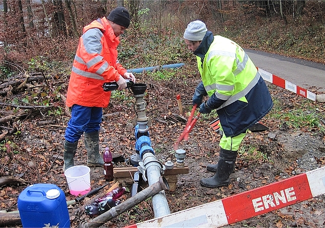 Zweiter Färbversuch Geologe Hansruedi Pfister, Dr. H. Jäckli AG (l.), und Felix Zürcher, Brunnenmeister TBW, beim Zufügen der Spurenstoffe. Foto: zVg