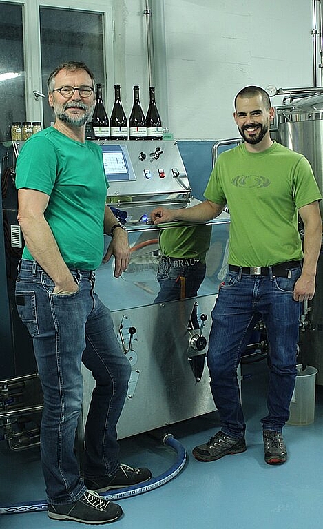 Luc (l.) und Jan (r.) Van Loon in ihrer Brauerei im Neuenhofer Dorfkern. Seit 2015 brauen sie ihre mittlerweile acht Sorten hier. Rahel Bühler