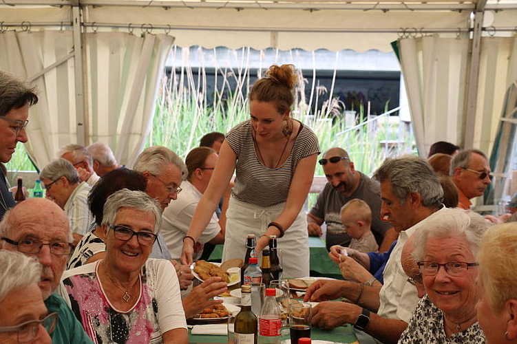 Viele Gäste kamen ans Fischessen in Killwangen. (Melanie Bär)
