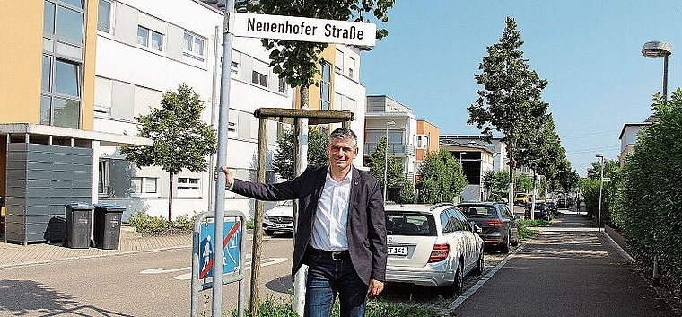 Zeichen der Verbundenheit: Die Neuenhofer Strasse in Holzgerlingen, hier im Bild mit Bürgermeister Ioannis Delakos. (Bild: zVg)