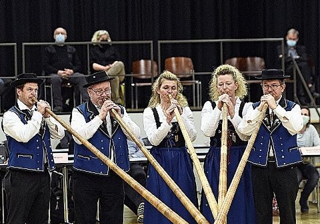 Die Alphorngruppe Reussblick musizierte im Tägi. awa
