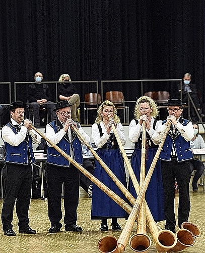 Die Alphorngruppe Reussblick musizierte im Tägi. awa