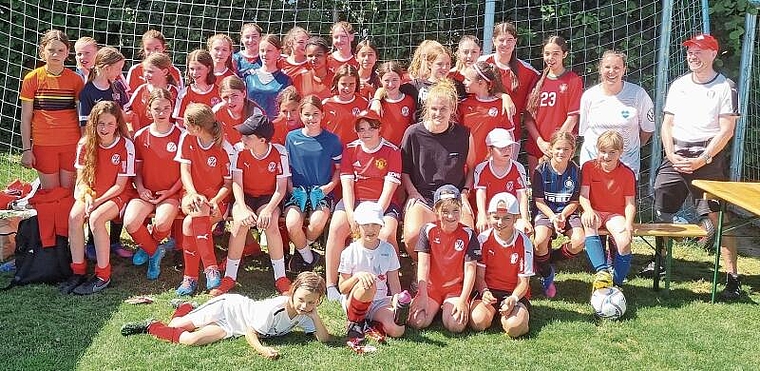 Nach dem schweisstreibenden Training mit Natispielerin Rahel Kiwic posierten die Juniorinnen für ein Gruppenfoto. zVg