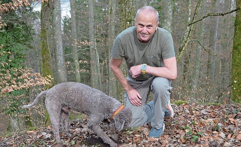 Lothar Zeissler sucht mit Hund Yari nach Trüffeln.Irene Hung-König
