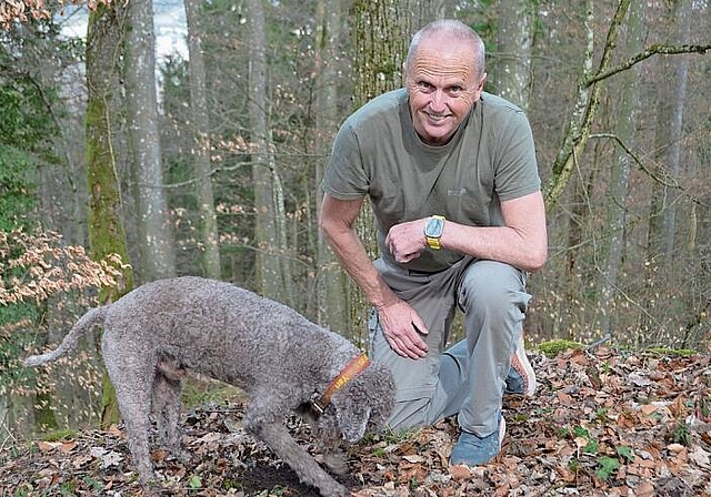 Lothar Zeissler sucht mit Hund Yari nach Trüffeln.Irene Hung-König
