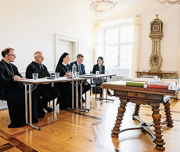Setzen sich für die Erforschung des Nachlasses der verstorbenen Benediktinerin Silja Walter ein: (v. l.) Abt Urban Federer, Pater Martin Werlen, Priorin Irene Gassmann, Markus Ries, Esther Vorburger. Valentin Hehli