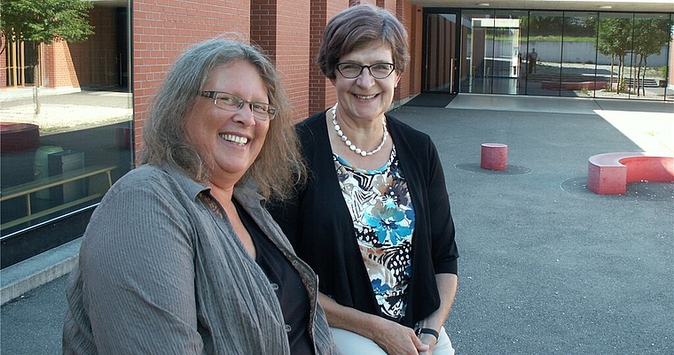 Die Schulleiterinnen Madlen Bärtschi (l.) und Margrit Wahrstätter im Innenhof und Pausenplatz der Heilpädagogischen Schule Wettingen. Foto: ska