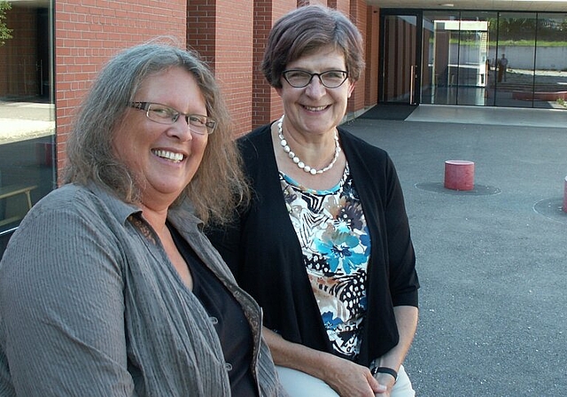Die Schulleiterinnen Madlen Bärtschi (l.) und Margrit Wahrstätter im Innenhof und Pausenplatz der Heilpädagogischen Schule Wettingen. Foto: ska