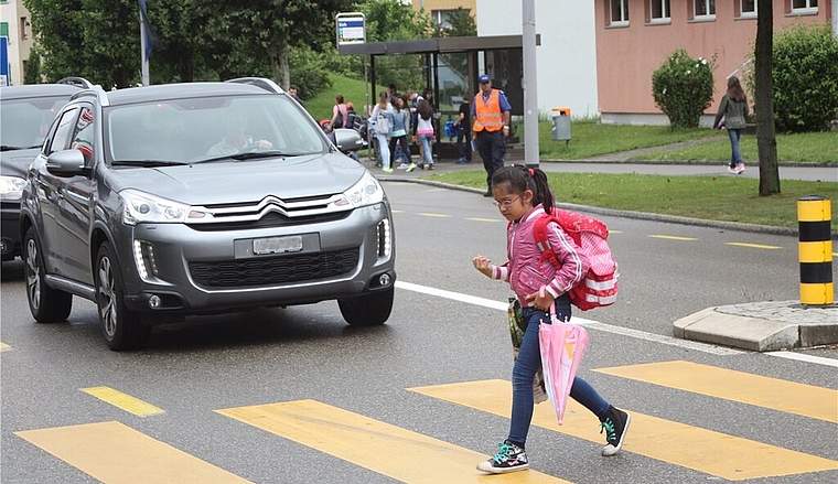 Schulanfang Verkehrsinstruktor Alan Pistone steht in Neuenhof beobachtend im Hintergrund und greift wenn nötigein.Foto: bär