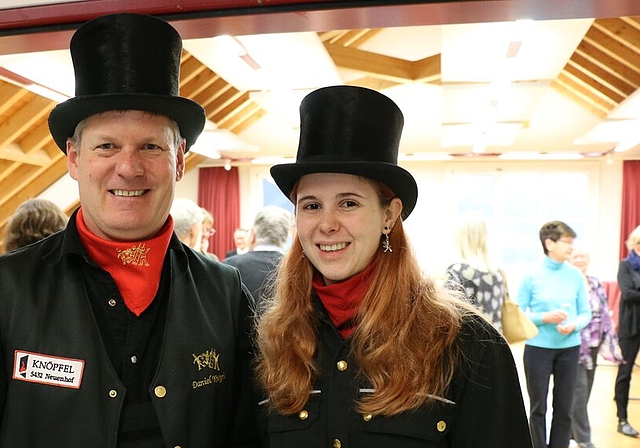 Die Kaminfeger Daniel Knöpfel und Tamara Bucher verteilen der Bevölkerung Glücksschweinchen. Fotos: bär
