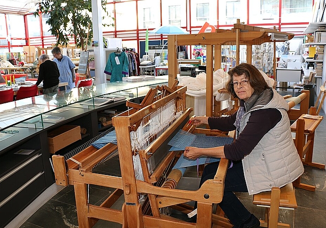 Die Wettingerin Marlis Renold im Gemeinschaftsatelier in der «Vitrine» Wettingen.