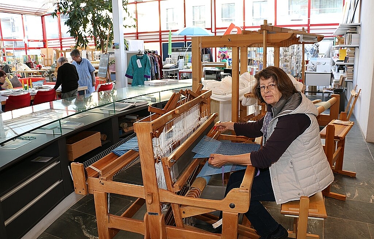 Die Wettingerin Marlis Renold im Gemeinschaftsatelier in der «Vitrine» Wettingen.