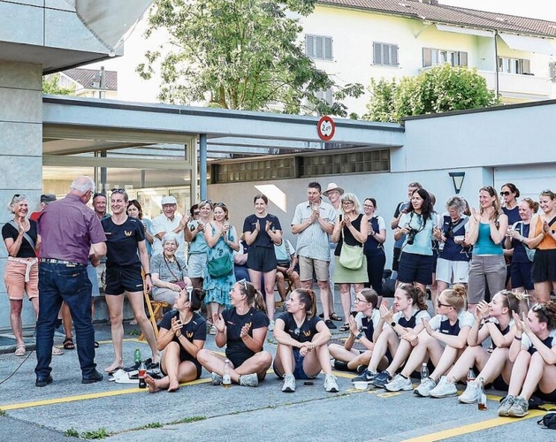 Gemeindeammann Roland Kuster (l.) gratuliert Nina Rinderknecht zum Turnfestsieg im Einzelgeräteturnen. Gaby Kost