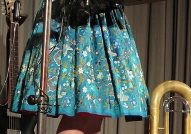 Sie sieht ganz brav aus, kann aber auch anders: Gesangs- und Loop-Genie Frölein da Capo letzten Freitagabend im katholischen Pfarreisaal. Foto: ska.