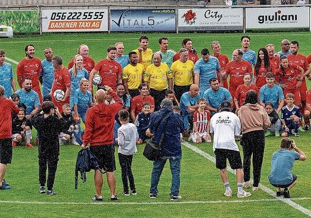 Gruppenbild vor dem Fussballspiel. (Bilder: Gaby Kost)
