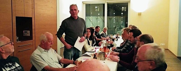 Peter Wurzer begrüsste die erschienenen Gäste und regte sogleich zu Fragen an. Rinaldo Feusi