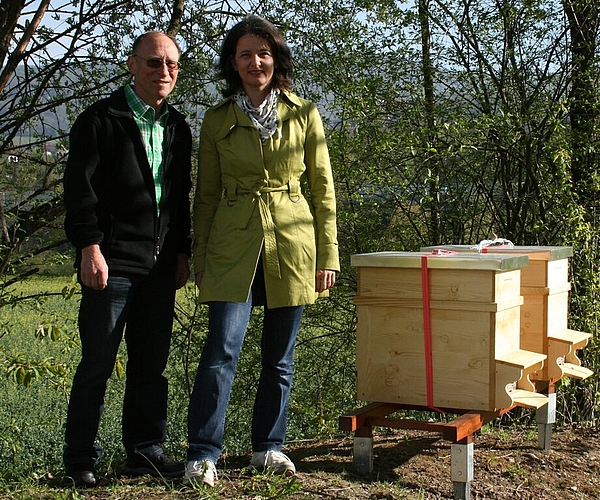 Initiant Toni Benz und Imkerin Sonja Ferrari mit den zwei Bienen-Magazinen, die sie vor zwei Wochen beim Tennisclub aufgestellt hat. Foto: skaDie Striche auf der Landefläche helfen den Bienen, ihr Magazin zu finden, da geometrische Formen für sie besser erkennbar sind als Farben.