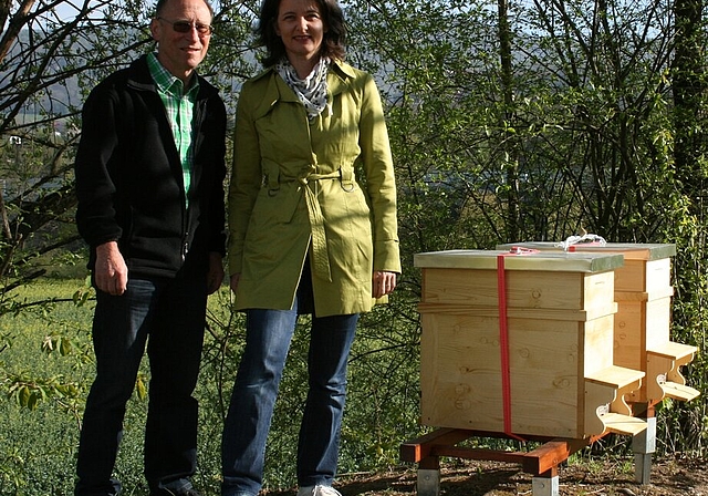 Initiant Toni Benz und Imkerin Sonja Ferrari mit den zwei Bienen-Magazinen, die sie vor zwei Wochen beim Tennisclub aufgestellt hat. Foto: skaDie Striche auf der Landefläche helfen den Bienen, ihr Magazin zu finden, da geometrische Formen für sie b