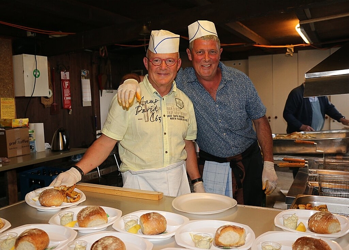 Hinter dem Tresen Edi Schwertfeger und Peter Ernst (r.).Fotos: bär Besucher in der Hafenanlage direkt an der Limmat. Oskar Hochstrasser schneidet das Zanderfilet in die richtige Grösse. Jüngstes Mitglied Marius Mäder. Freude herrscht bei den Besuchern in der Festbeiz. Präsident Christian Hochuli. 
