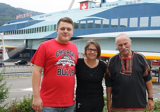 Das A1-Team: Facebook-Star Bendrit Bajra, 19, aus Zürich-Schwamendingen, Schauspielerin und Gastronomin Eva Mayer, 59, aus Churwalden GR und Rentner und Gastronom Roger Stump, 72, aus Schönengrund AR. Foto: se Eva Mayer bei der Arbeit an der Tankst