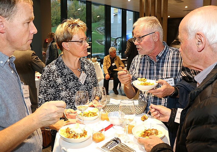 Networking der Gewerbler am Industrie-Apéro in der Eingangshalle des Hotels Ibis.
