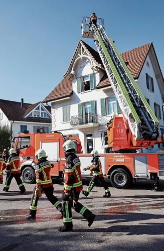 Rettung naht durch den Feuerwehrmann auf der Autodrehleiter. gk
