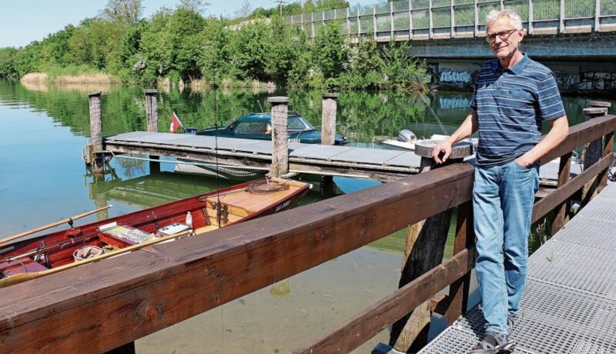 Jürg Gloor, Präsident des Fischervereins, auf    dem Steg an der Limmat, der vergangenes Jahr saniert wurde. Melanie Bär