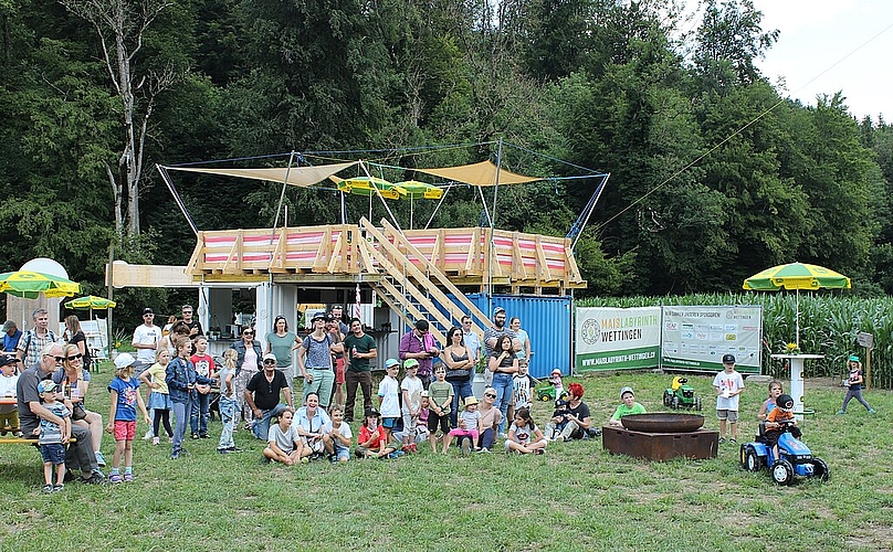 Ungefähr 60 Personen besuchten die Eröffnung des Maislabyrinths. Im Hintergrund die Aussichtsplattform aus Holz.