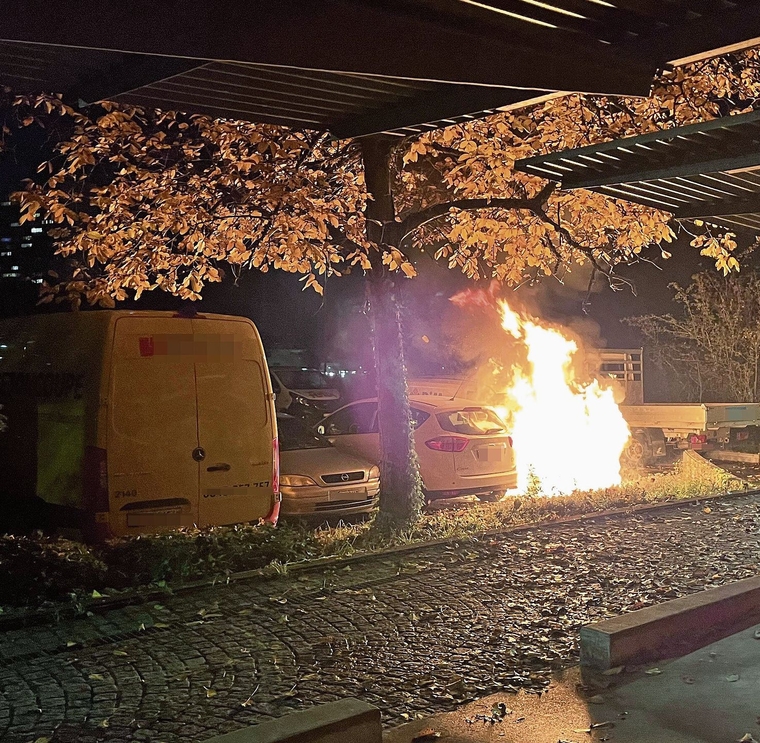 2023: Hier wurde beim Schulhaus ein Auto angezündet.  Kantonspolizei Aargau